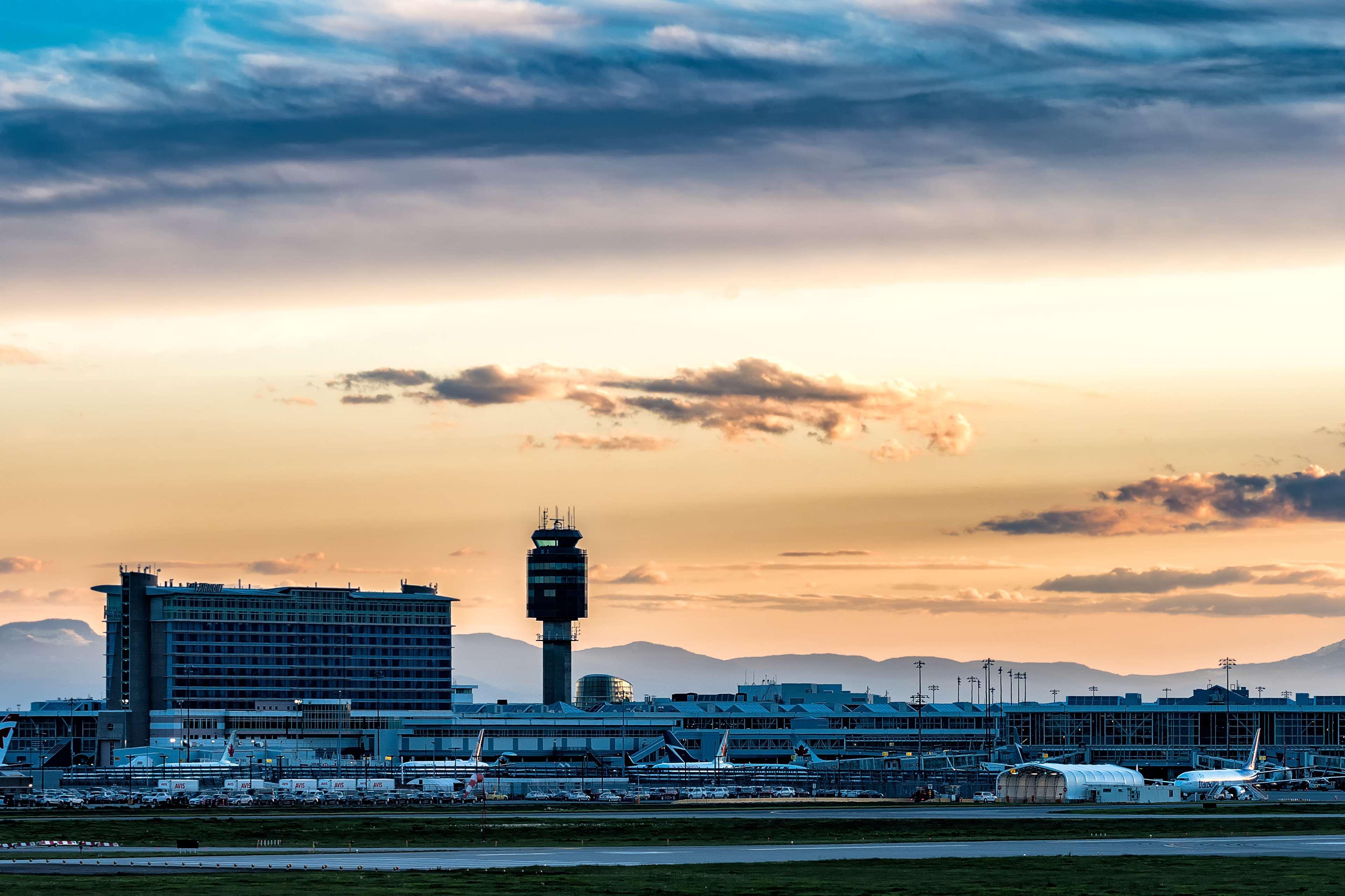 Fairmont Vancouver Airport In-Terminal Hotel Richmond Exterior foto The control tower at Munich Airport