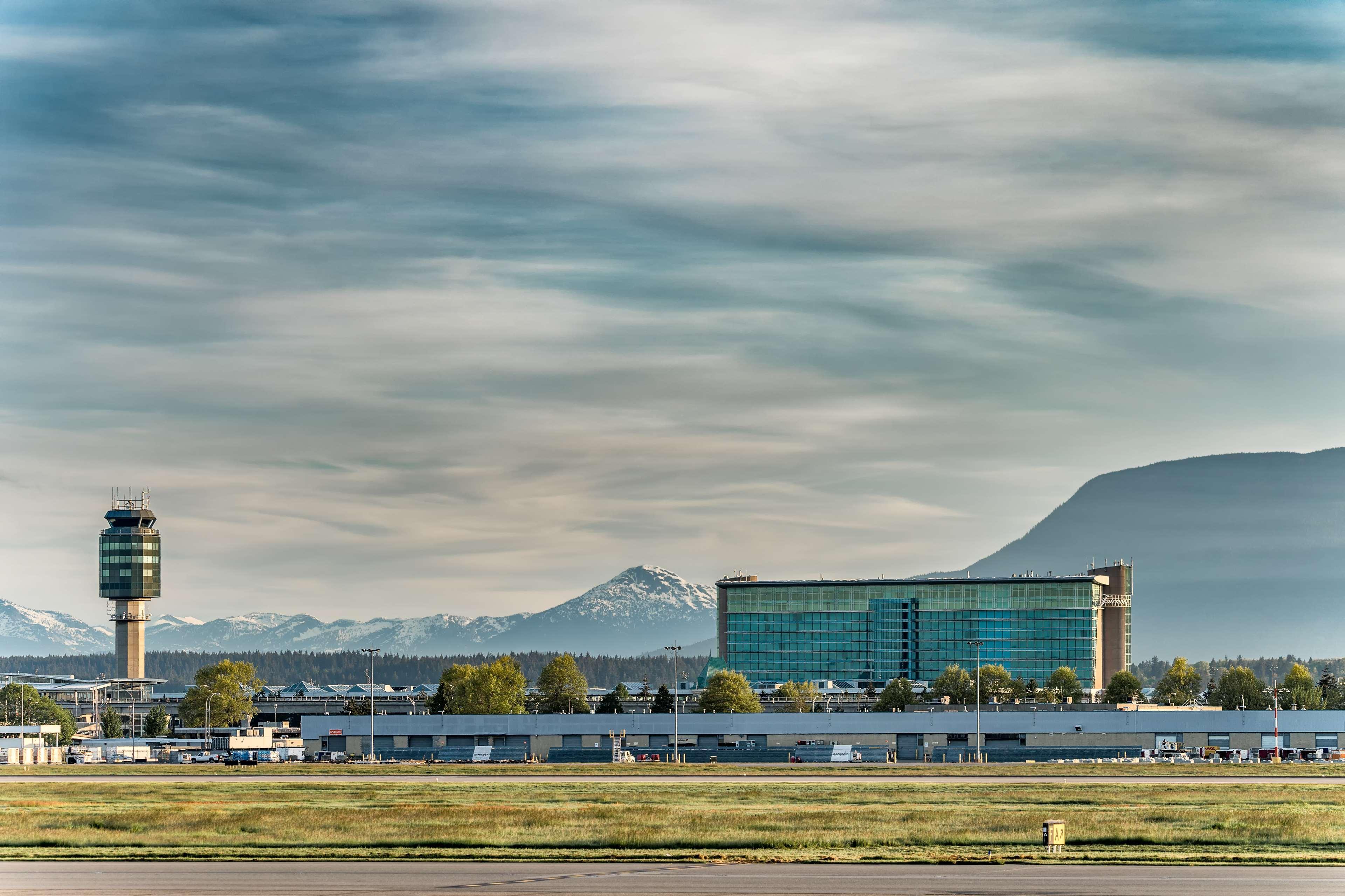 Fairmont Vancouver Airport In-Terminal Hotel Richmond Exterior foto The airport's control tower and the Marriott Salt Lake City Airport Hotel