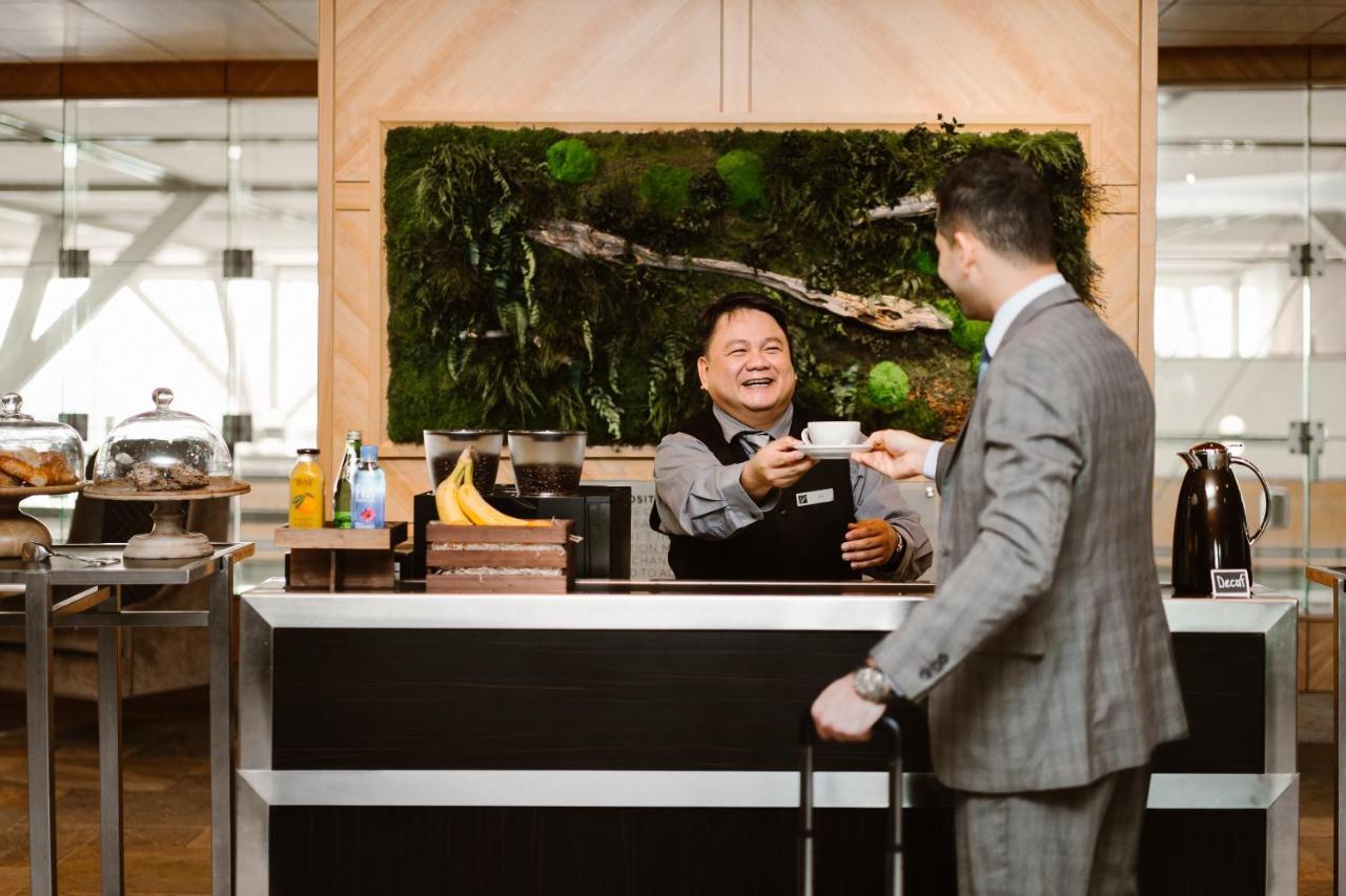 Fairmont Vancouver Airport In-Terminal Hotel Richmond Exterior foto A barista serving coffee at the airport